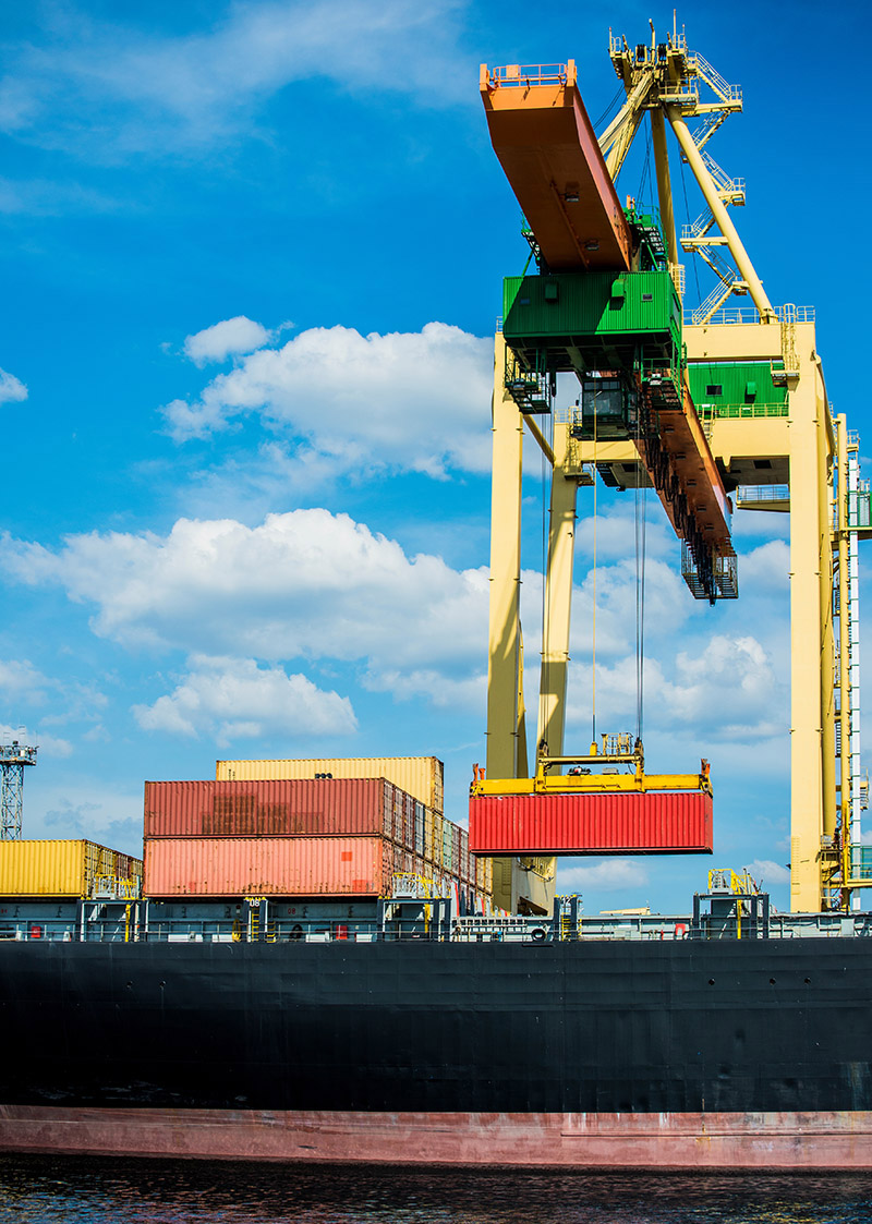 Portacontedores cun guindastre no porto de Riga, Letonia.Primeiro plano