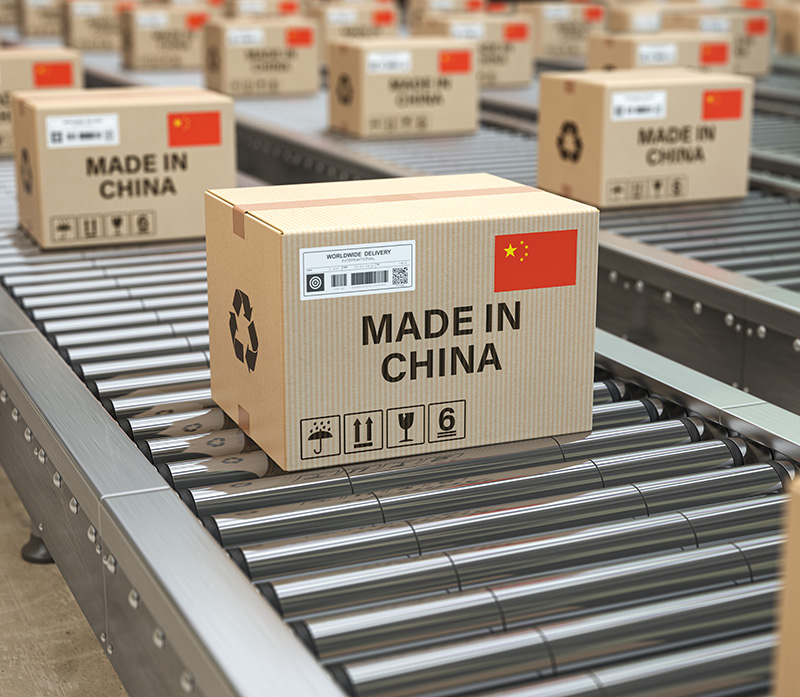Gemaakt in China.Kartonnen dozen met tekst made in China en chinese vlag op de rollenbaan.3D illustratie